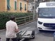 Sanremo: camper 'sviato' dal navigatore finisce bloccato in via De Amicis, liberato dalla Municipale (Foto)