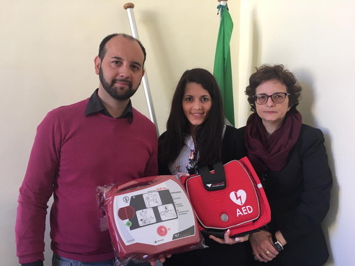 Imperia: consegnato al Comune il defibrillatore acquistato con le donazioni de ‘Il Cuore in Campo’ Imperia: consegnato al Comune il defibrillatore acquistato con le donazioni de ‘Il Cuore in Campo’