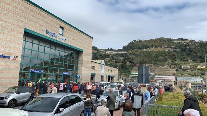 In provincia si continuerà con la vaccinazione nei weekend: Asl 1 "Stiamo affinando l'organizzazione per evitare i problemi di ieri"