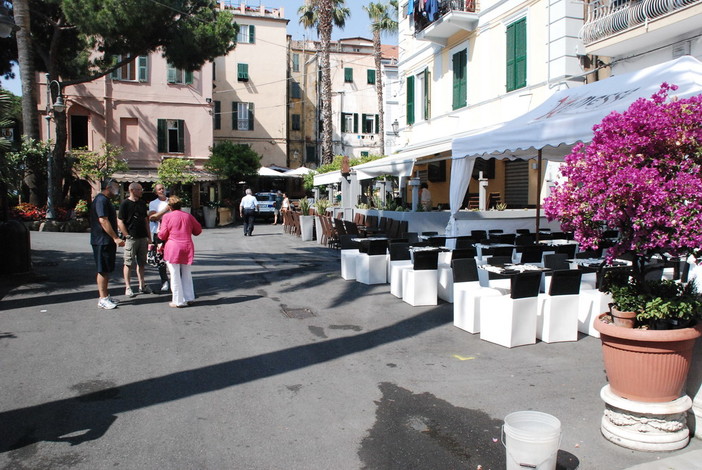 Sanremo: i componenti del Comitato per la tutela della Salute della Marina ringraziano Lorenzo Manso Sanremo: i componenti del Comitato per la tutela della Salute della Marina ringraziano Lorenzo Manso