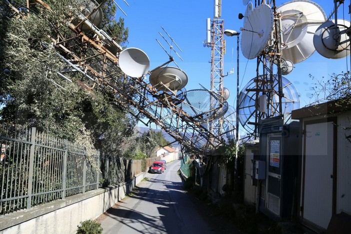 Imperia: vento forte che spazza tutta la riviera di ponente, crollati alcuni tralicci sul Capo Berta in località Pini del Rosso Imperia: vento forte che spazza tutta la riviera di ponente, crollati alcuni tralicci sul Capo Berta in località Pini del Rosso