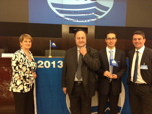 Cerimonia di consegna delle bandiere blu a Roma presso la presidenza del consiglio dei ministri. Da sinistra Marina Avegno Sindaco di San Lorenzo al mare, Claudio Mazza Presidente Fee Italia, Giampiero Alberti Assessore Camporosso e Giuseppe Sbezzo Malfei Consigliere comunale Sanremo