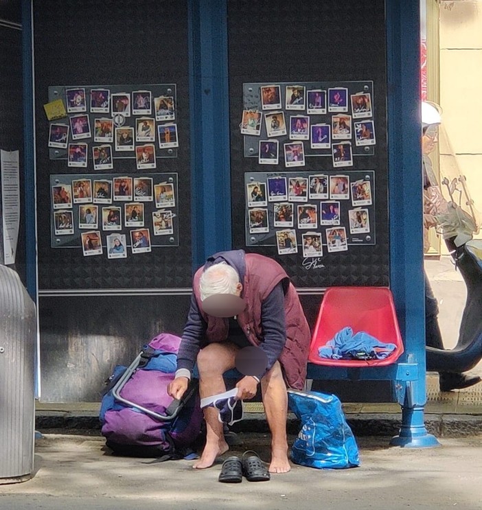 Sanremo: si cambia gli slip e rimane nudo di fronte a tutti in pieno giorno, è accaduto in corso Garibaldi