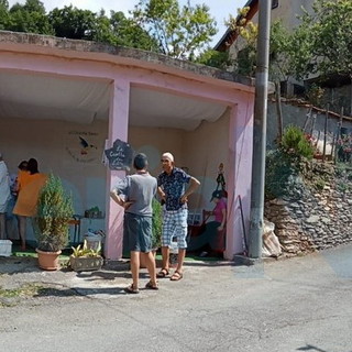 Pornassio: in frazione Ottano residenti e villeggianti hanno trasformato il vecchio lavatoio nella 'Casetta dei Libri' (Foto) Pornassio: in frazione Ottano residenti e villeggianti hanno trasformato il vecchio lavatoio nella 'Casetta dei Libri' (Foto)