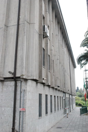 Sanremo: magrebino dà in escandescenze in piazza Colombo, fermato e portato in caserma dai Carabinieri