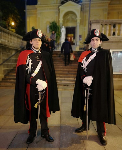 Sanremo: Carabinieri in alta uniforme nel centro della città, militari di pattuglia per la sicurezza dei cittadini Sanremo: Carabinieri in alta uniforme nel centro della città, militari di pattuglia per la sicurezza dei cittadini