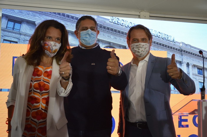 Regionali, Toti esulta e guarda già al futuro: "Ha funzionato l'equilibrio della coalizione. Lungo l'elenco di ciò che dobbiamo fare" (Foto e Video) Regionali, Toti esulta e guarda già al futuro: "Ha funzionato l'equilibrio della coalizione. Lungo l'elenco di ciò che dobbiamo fare" (Foto e Video)