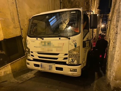 Sanremo, camion incastrato a Coldirodi: intervengono i vigili del fuoco (Foto e video)
