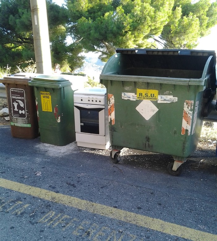 La cucina abbandonata dai bidoni