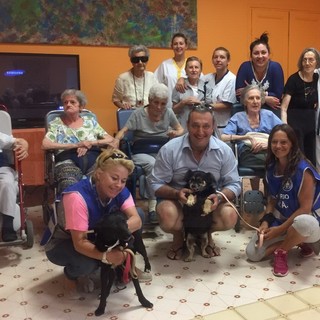 Sanremo: due amici a quattro zampe per gli ospiti della casa di riposo “Borea &amp; Massa” (Foto)