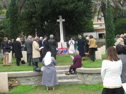 Commemorato al Cimitero militare di Bordighera il 100° anniversario dell'armistizio Inglese della 1a Guerra mondiale Commemorato al Cimitero militare di Bordighera il 100° anniversario dell'armistizio Inglese della 1a Guerra mondiale