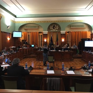 Sanremo: il consiglio comunale approva le variazioni al bilancio di previsione 2018-2020 e il regolamento aggiornato per l’arte di strada