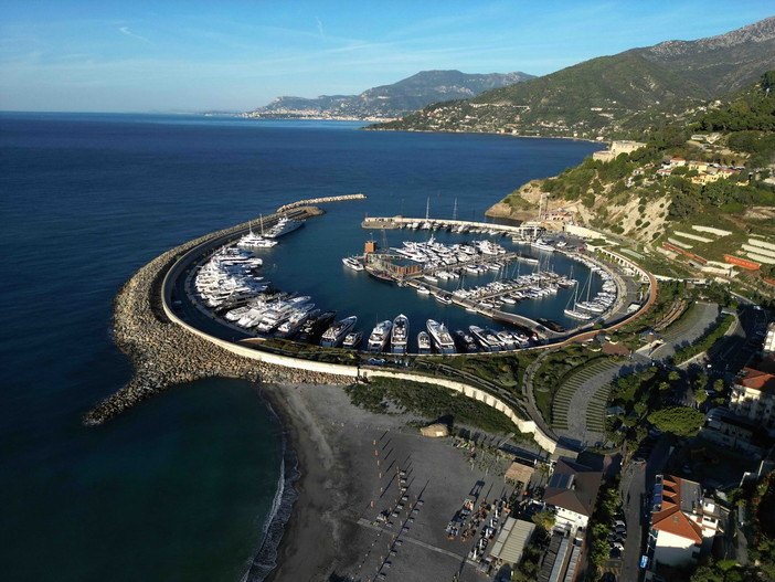 Ventimiglia, controlli sullo yacht di Ermolaev a Cala del Forte: rafforzata la vigilanza dopo l'attentato a Monaco Ventimiglia, controlli sullo yacht di Ermolaev a Cala del Forte: rafforzata la vigilanza dopo l'attentato a Monaco