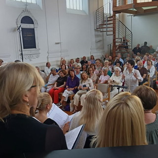 Sanremo applaude il Klæbu Damekor: chiesa gremita e bis per il concerto che unisce Italia e Norvegia