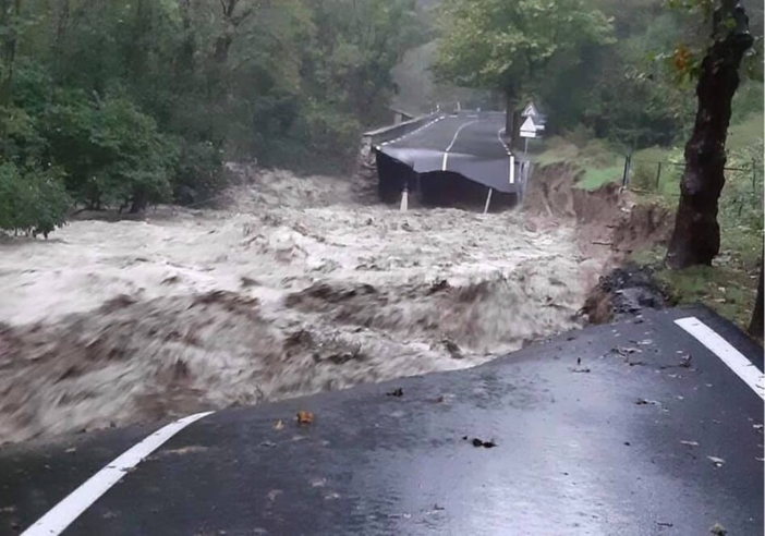 Il maltempo flagella la Valle Roya, crolla un pezzo di strada: la RD640 resta bloccata almeno fino a domani, Tenda chiuso (Foto e Video)