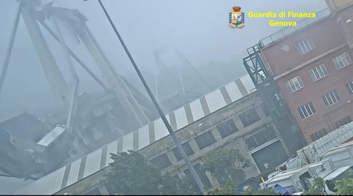 Genova: le immagini inedite del crollo del ponte Morandi, diffuse a quasi un anno di distanza (Foto e Video) Genova: le immagini inedite del crollo del ponte Morandi, diffuse a quasi un anno di distanza (Foto e Video)
