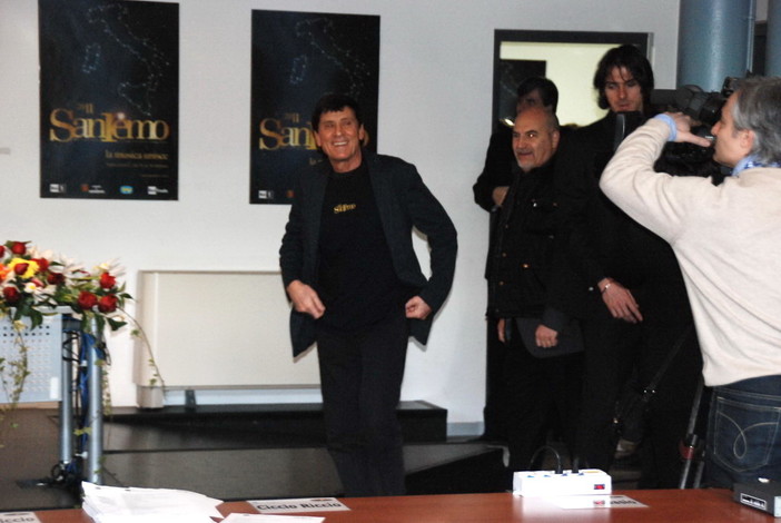 Festival di Sanremo 2011: Morandi, la serata 'Nata per unire' è stata un trionfo