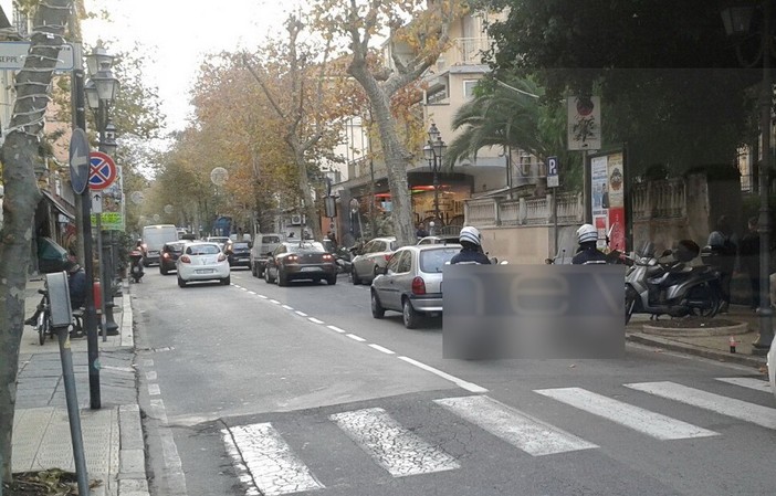 Sanremo: corso Garibaldi.. la storia infinita. Parcheggio selvaggio, mendicanti e la parete dell'edicola Sanremo: corso Garibaldi.. la storia infinita. Parcheggio selvaggio, mendicanti e la parete dell'edicola