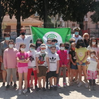Diano Marina: ieri la cerimonia di consegna della 'Bandiera verde' alla Primaria di Villa Scarsella (Foto)