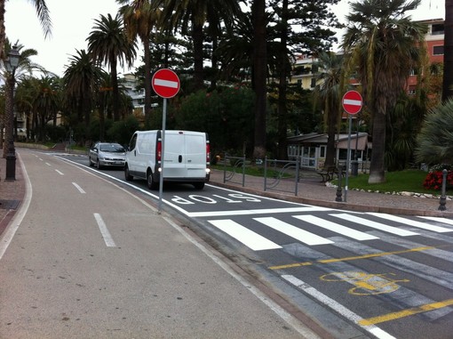 Sanremo: donna clochard aggredisce a pietrate una donna ed il suo cagnolino