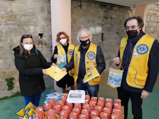 Sanremo: 'pandorini' e materiale scolastico donato dal Lions Sanremo Host ai bimbi della scuola di Coldirodi Sanremo: 'pandorini' e materiale scolastico donato dal Lions Sanremo Host ai bimbi della scuola di Coldirodi