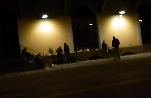 Sanremo: ancora clochard dietro la vecchia stazione ferroviaria, il video di un nostro lettore Sanremo: ancora clochard dietro la vecchia stazione ferroviaria, il video di un nostro lettore