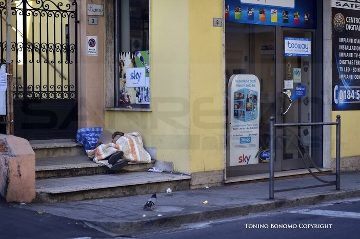 Sanremo: clochard trascorre la notte sul marciapiede di via Volta, un'altra penosa storia di povertà