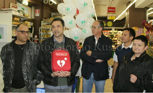 Sanremo: oggi pomeriggio la cerimonia di consegna di un defibrillatore da Matuzia Nostra in via Pietro Agosti Sanremo: oggi pomeriggio la cerimonia di consegna di un defibrillatore da Matuzia Nostra in via Pietro Agosti