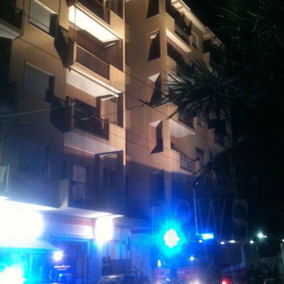 Vallecrosia: calcinacci cadono da un tetto di via Colonnello Aprosio, intervento dei Vigili del Fuoco. Nessun ferito