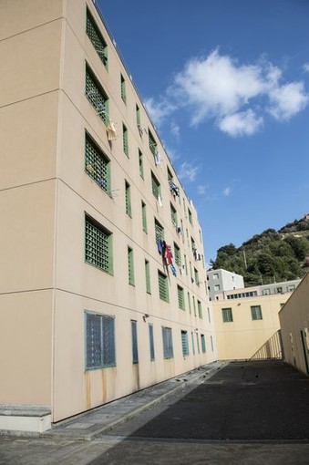 Sanremo: detenuto tenta di uccidersi in carcere, salvato da un agente lo aggredisce a calci e pugni Sanremo: detenuto tenta di uccidersi in carcere, salvato da un agente lo aggredisce a calci e pugni
