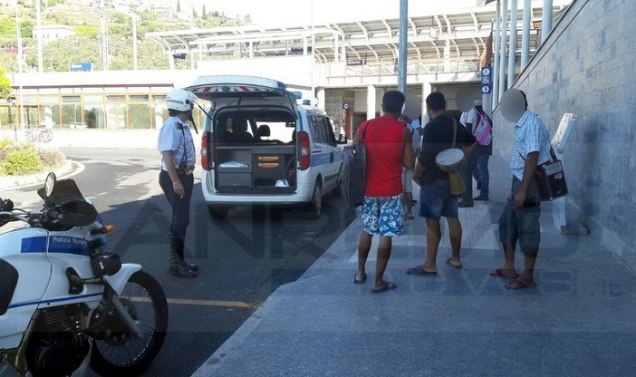 Diano Marina: 'tolleranza zero' contro i migranti che chiedono le elemosine, un punto di controllo sotto la stazione dei treni (Foto) Diano Marina: 'tolleranza zero' contro i migranti che chiedono le elemosine, un punto di controllo sotto la stazione dei treni (Foto)