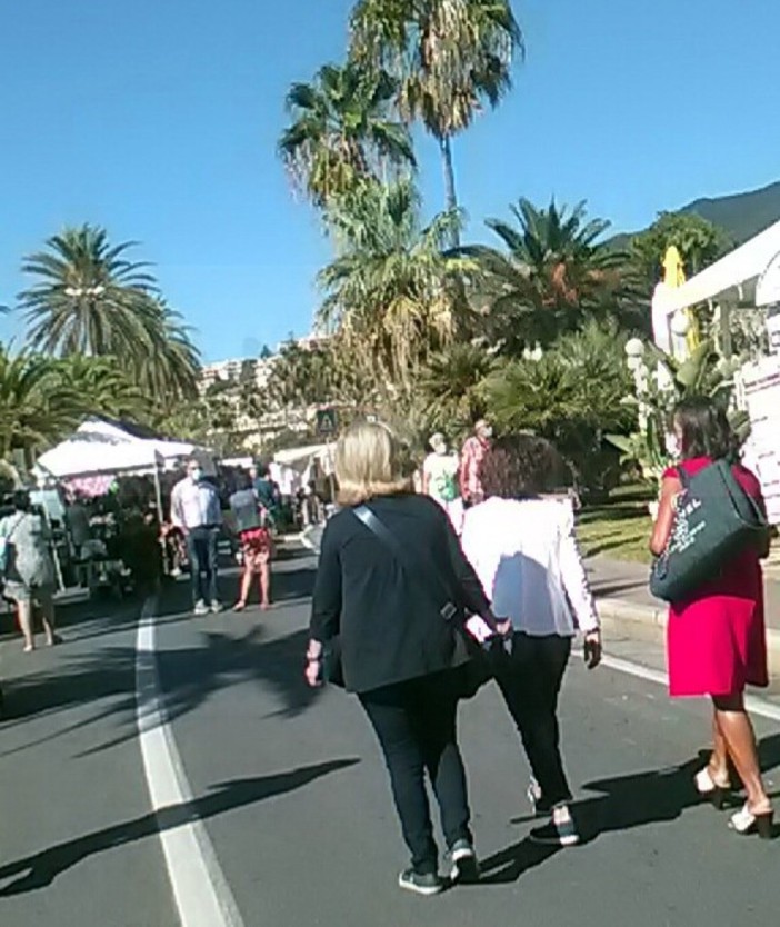 Sanremo: calo di clienti e qualche francese in meno oggi al mercato, ma tutti con la mascherina (Foto) Sanremo: calo di clienti e qualche francese in meno oggi al mercato, ma tutti con la mascherina (Foto)