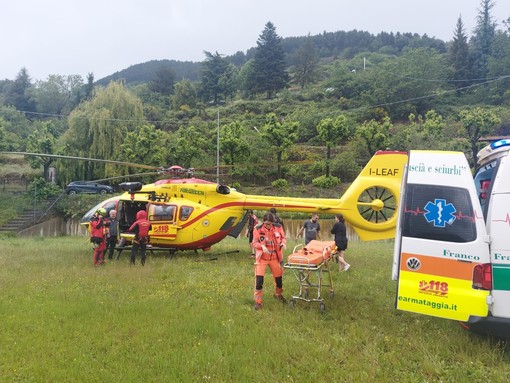 Pigna: escursionista cade su un sentiero e si infortuna, soccorsa dall'elicottero Grifo