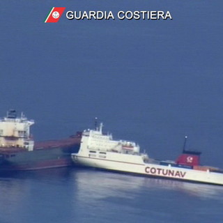 Scontro tra mercantili al largo della Corsica: prosegue l'azione di controllo sulla chiazza oleosa