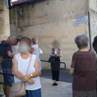 Sanremo: una sola cassa aperta su tre e lunghe code alle Poste della Foce, la protesta dei clienti (Foto)