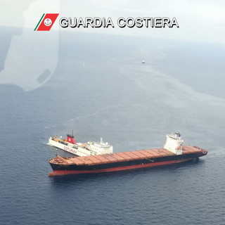 Si sono 'staccati' ieri sera i due mercantili al largo della Corsica: la chiazza nera va verso Sud