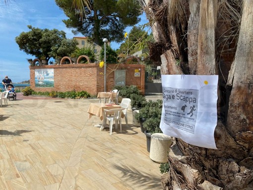 Arma di Taggia: ironia per combattere l'inciviltà, sul lungomare i cartelli per il premio 'Stronz... d'oro'