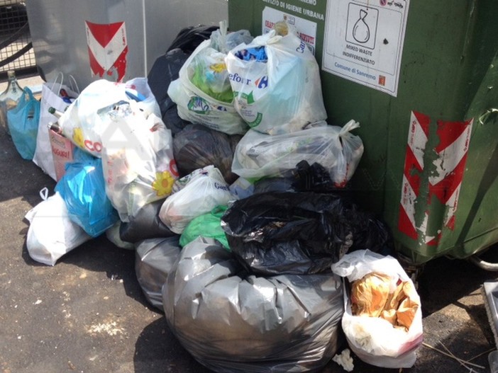 Sanremo: cassonetti trabordanti e miasmi insopportabili in pieno centro a due passi dallo Zampillo