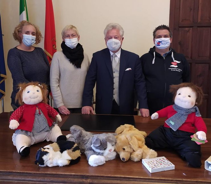 Ventimiglia: consegnate al Sindaco Scullino dall'Aceb le bambole terapeutiche per gli ospiti della Rsa San Secondo