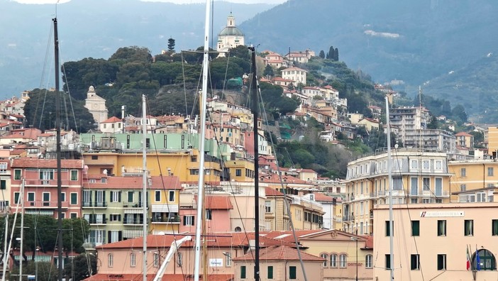 La Pigna, cuore antico di Sanremo: riqualificazione sospesa tra bellezza, disordine, condizionatori e parabole La Pigna, cuore antico di Sanremo: riqualificazione sospesa tra bellezza, disordine, condizionatori e parabole