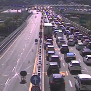 Esodo di Ferragosto: code al confine e sulla A10 nel savonese, traffico intenso e previsioni di ulteriori rallentamenti in mezzo al caldo