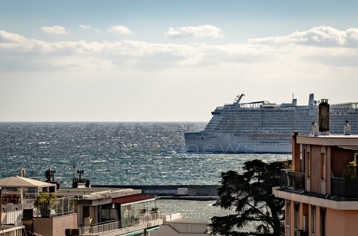 Vento forte e mare mosso: restano a bordo i passeggeri della Costa Smeralda, occhi puntati sullo spettacolo piromusicale