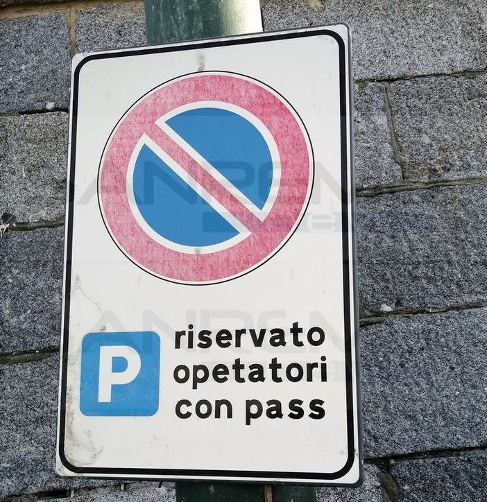 Sanremo: 'opetatori' invece di 'operatori', errore sul cartello di divieto di sosta al porto vecchio (Foto) Sanremo: 'opetatori' invece di 'operatori', errore sul cartello di divieto di sosta al porto vecchio (Foto)