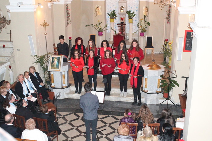 Ventimiglia: alla chiesa di San Bartolomeo a Latte il concerto di Natale con i cori “Armonia”, “note di Latte”, e i francesi del “Notre Dame de Rencontre” (foto)