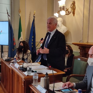 Imperia: convegno sulla transizione energetica, Scajola "Dobbiamo risparmiare, diamo soldi a un dittatore" (Foto e Video) Imperia: convegno sulla transizione energetica, Scajola "Dobbiamo risparmiare, diamo soldi a un dittatore" (Foto e Video)