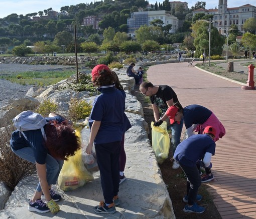 Imperia: la scuola infanzia di Piazza Roma e le quinte classi della Primaria aderiscono all'iniziativa 'Beach Clean-Up' Imperia: la scuola infanzia di Piazza Roma e le quinte classi della Primaria aderiscono all'iniziativa 'Beach Clean-Up'