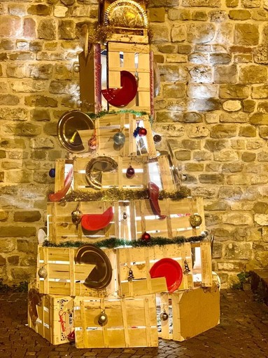 Ventimiglia: materiale di recupero ma tanta inventiva e buona volontà, ecco il Natale nella città vecchia