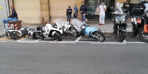 Sanremo: lite tra due persone in via Martiri degenera e provoca un 'filotto' di scooter (Foto)
