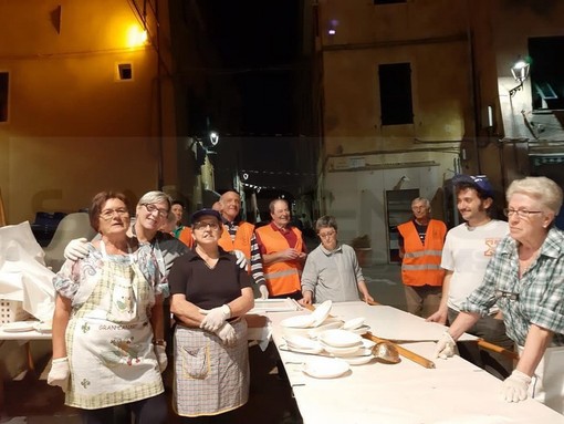 Riva Ligure: dopo il rinvio di sabato, ieri sera la 'Cena de San Muissiu', anche Sindaco e Assessori al 'servizio' delle associazioni (Foto)