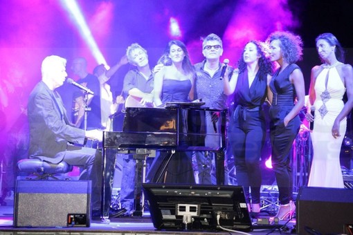 Sanremo: al via con Claudio Baglioni il concerto 'Oltre le Luci', inizio in sordina poi il pubblico invade Pian di Nave (Foto e Video live)